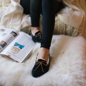 UGG Dakota 5612 in black size 8